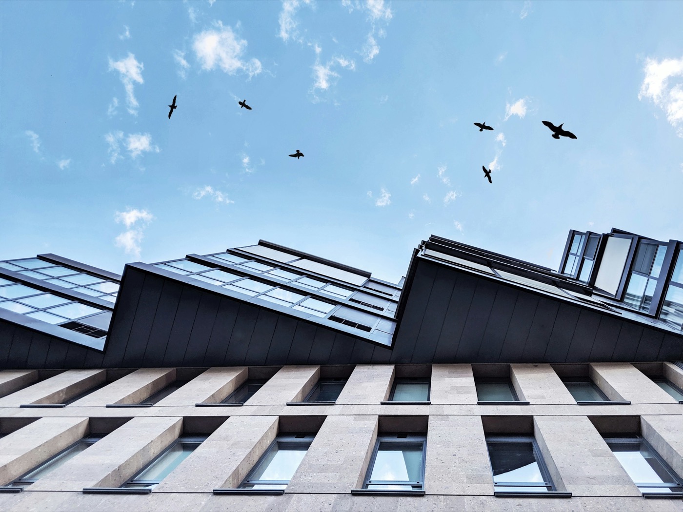 Moderne Gebäudefassade von unten gegen den Himmel fotografiert